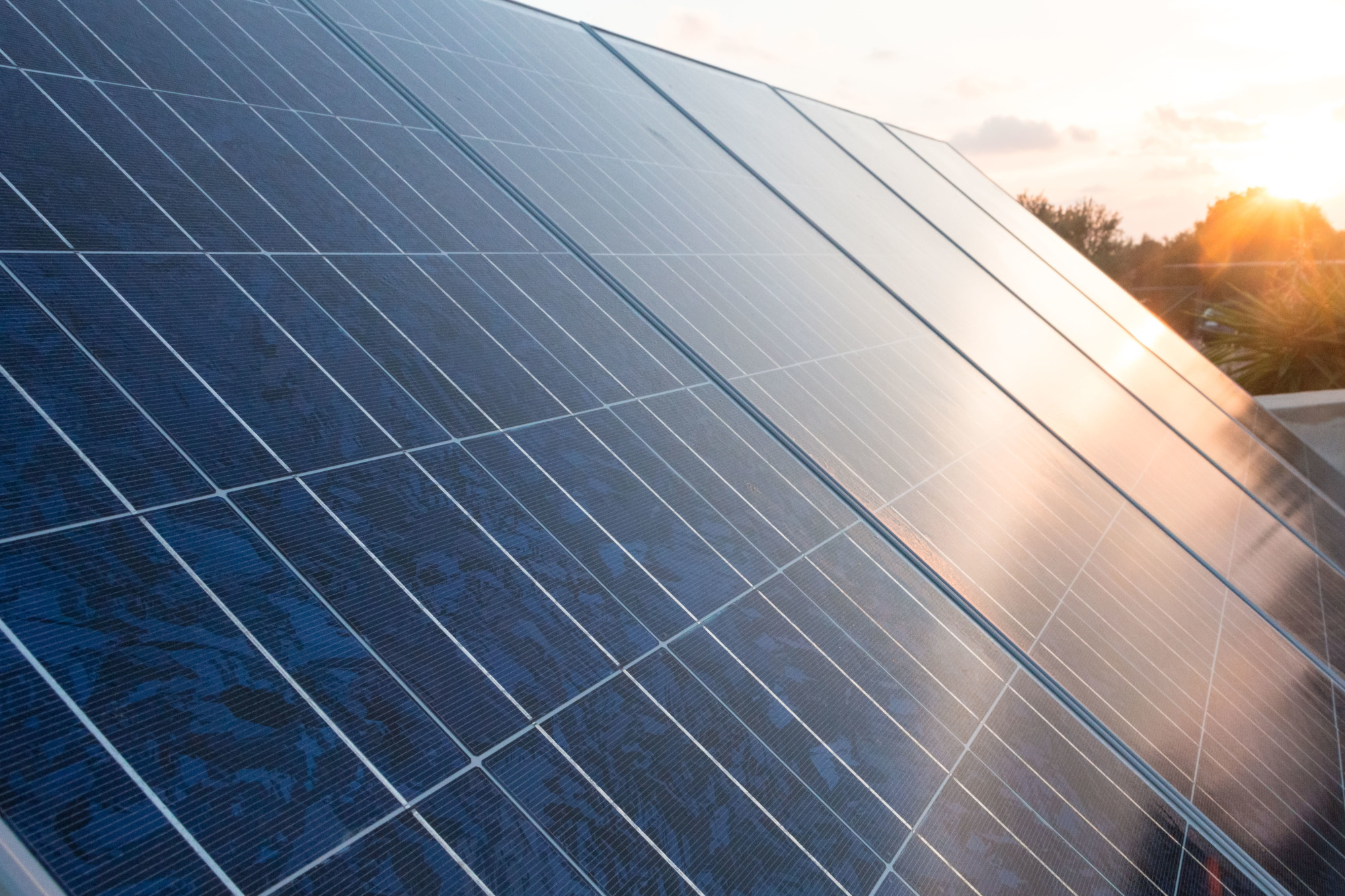The Pros and Cons of Solar Panels For Your Home