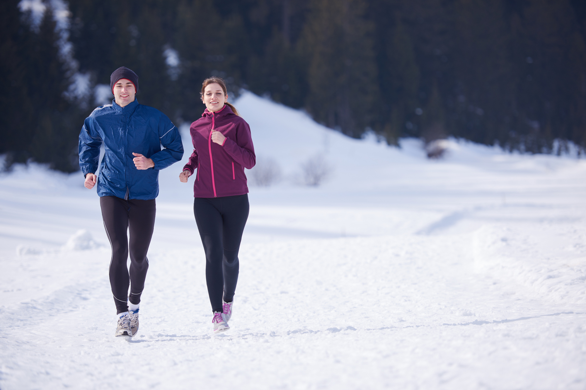 Зимние занятия спортом. Пробежка зимой. Спорт на улице зимой. Занятия спортом зимой. Спортивная ходьба зимой.