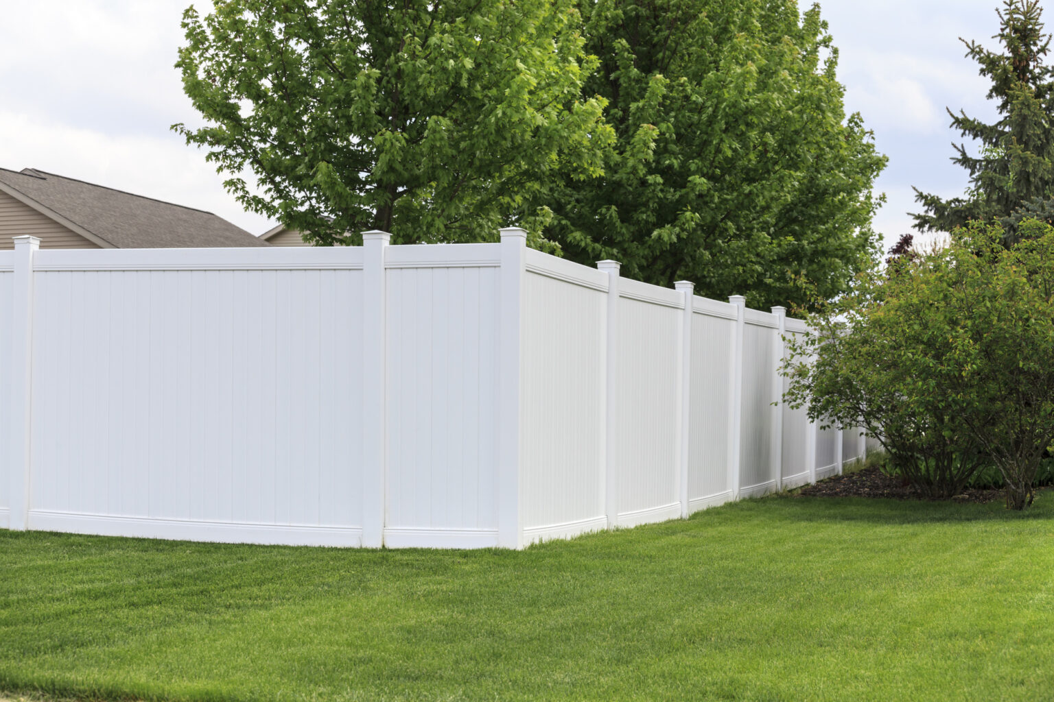 Wood vs. Vinyl Fence Which Is Better for Your Yard?