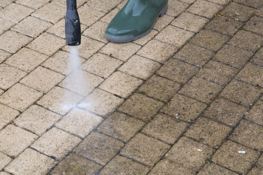 5 Benefits of Hiring Pressure Washing Services