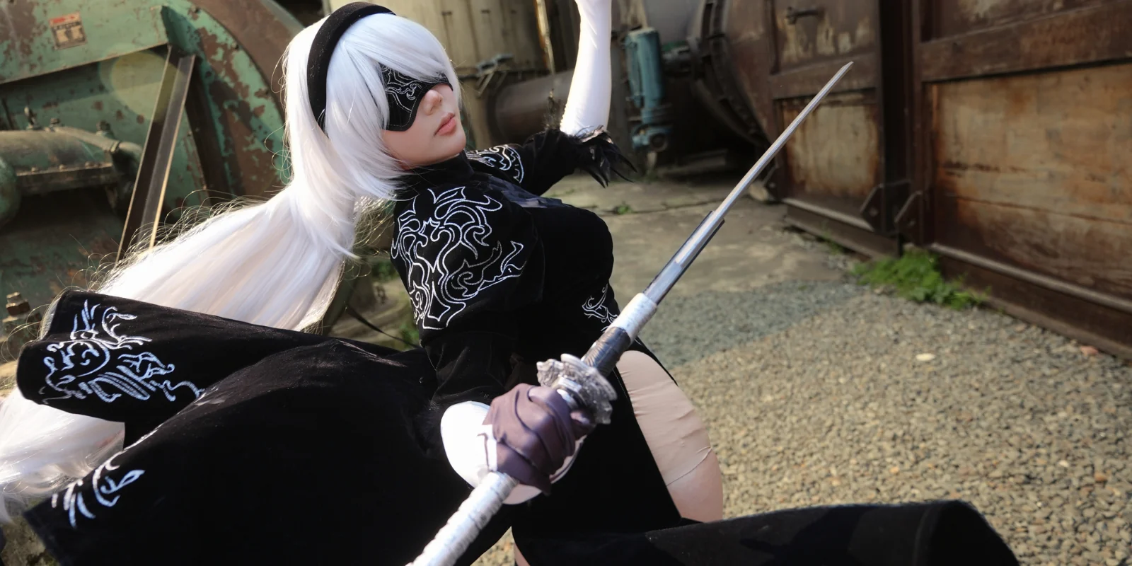 screen accurate prop weaponry how to choose the perfect replica sword for your next cosplay | my zeo